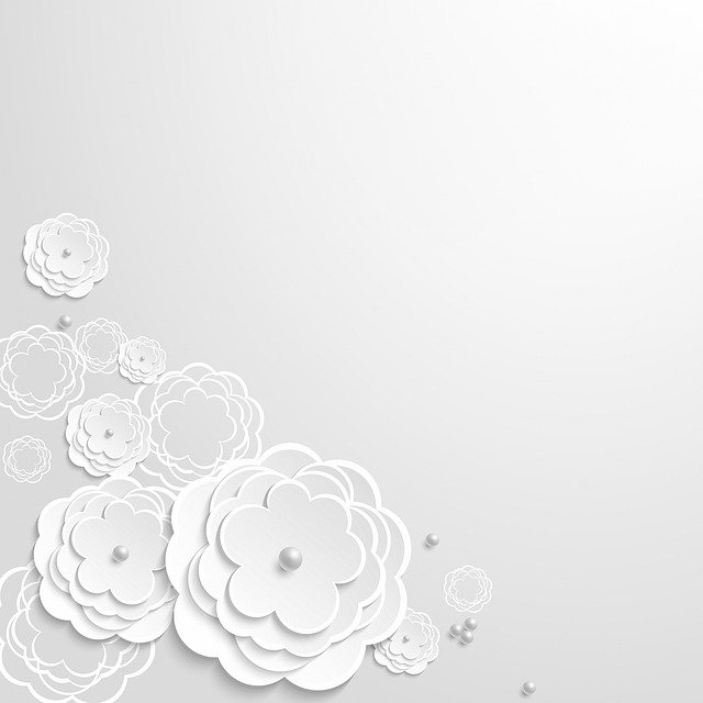 Sivá pozvánka s „3D“ bielymi kvetmi.jpg